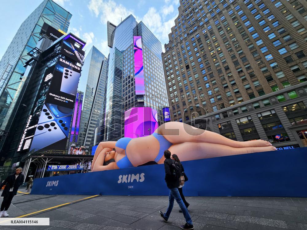 Kim Kardashian Balloon in Times Square - NYC