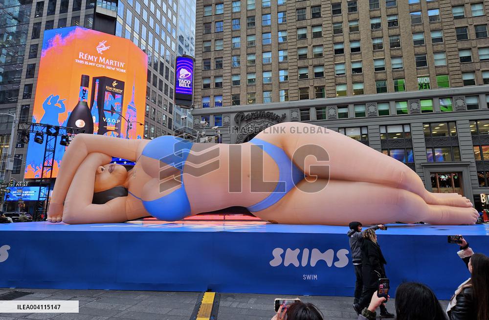 Kim Kardashian Balloon in Times Square - NYC