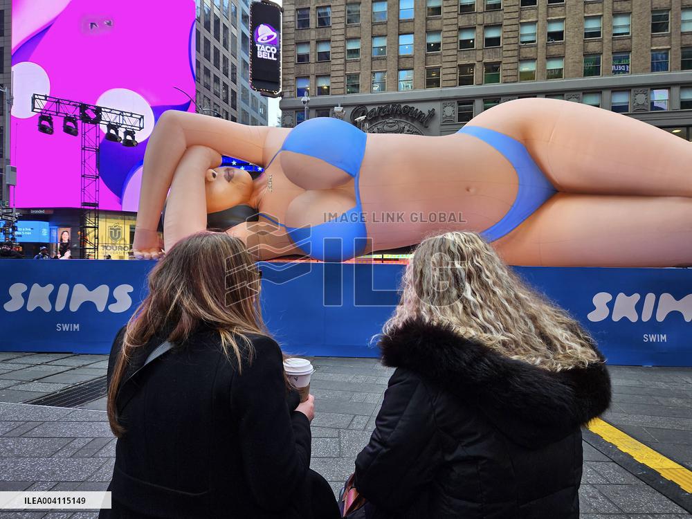 Kim Kardashian Balloon in Times Square - NYC