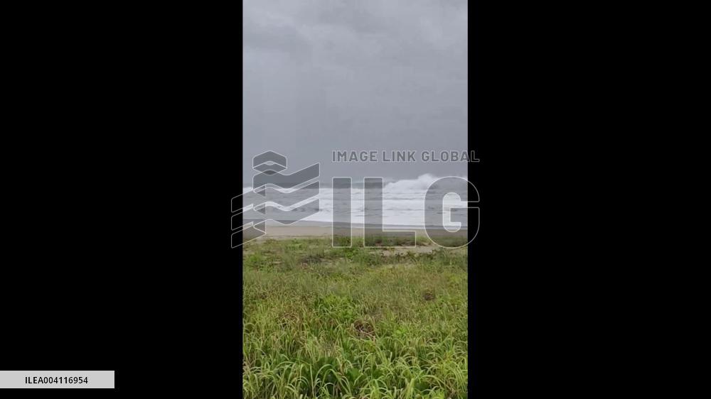 Australia: Large Swells Batter East Coast as Cyclone Alfred Approaches 2