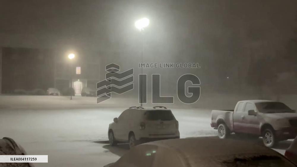 US: Intense Wind and Snow Create Blizzard Conditions in Iowa
