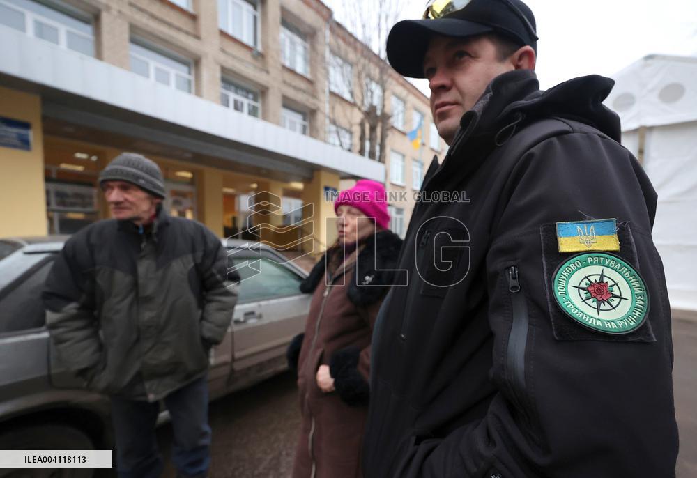 Volunteers of Rose on the Arm evacuate frontline zone citizens