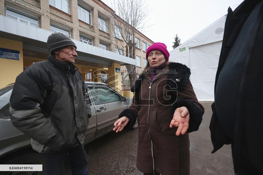 Volunteers of Rose on the Arm evacuate frontline zone citizens