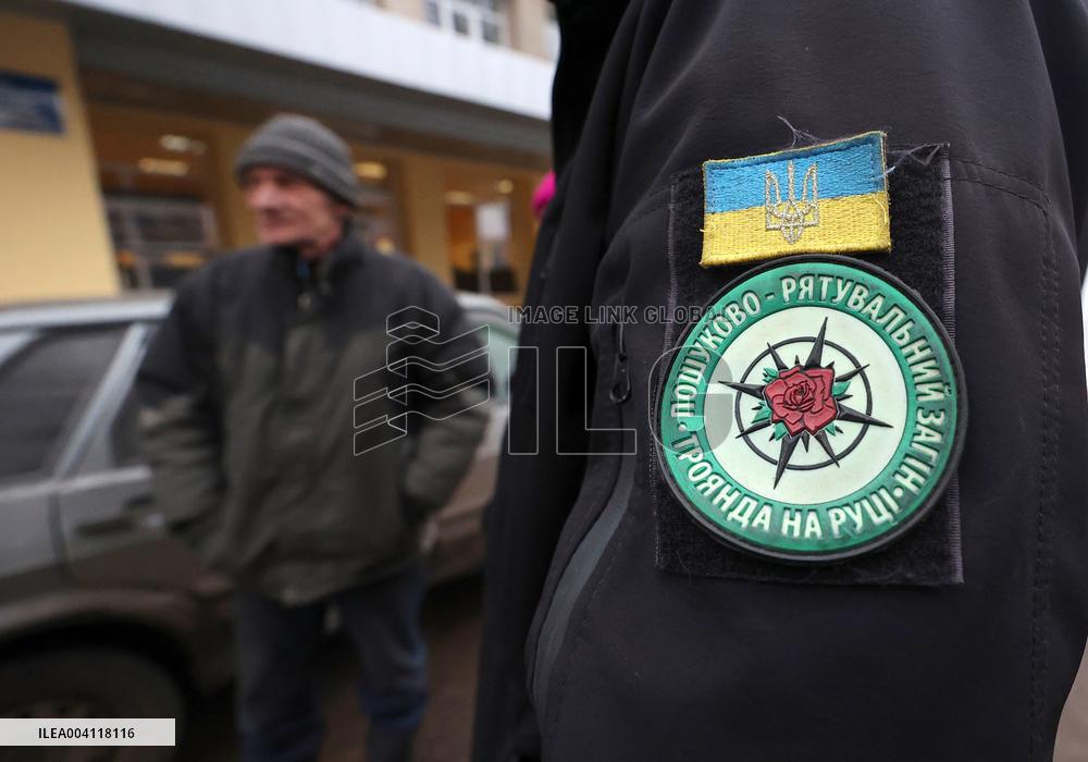 Volunteers of Rose on the Arm evacuate frontline zone citizens