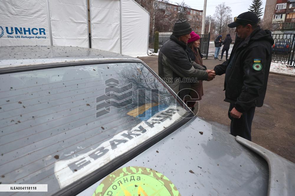 Volunteers of Rose on the Arm evacuate frontline zone citizens