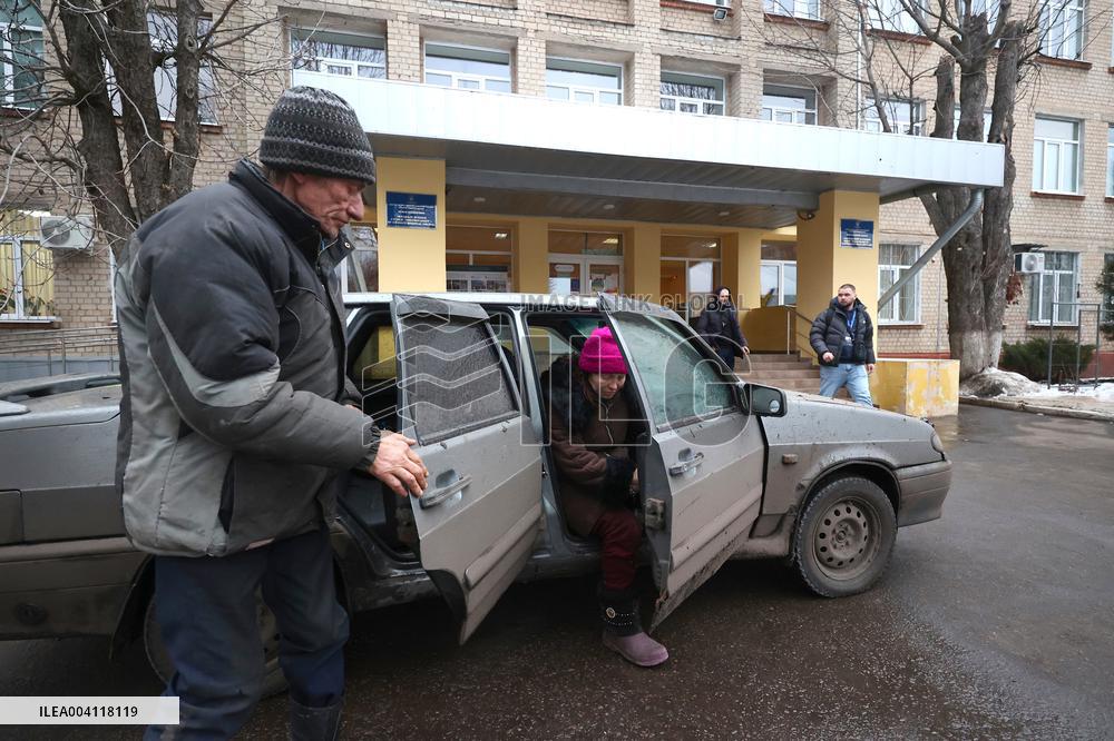 Volunteers of Rose on the Arm evacuate frontline zone citizens