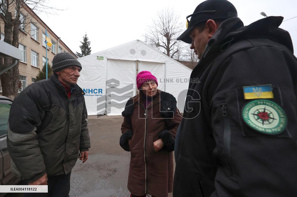 Volunteers of Rose on the Arm evacuate frontline zone citizens