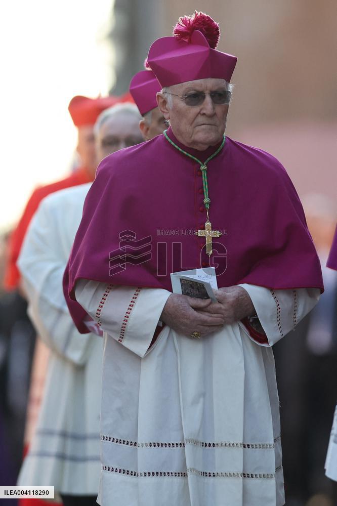 Religion: Cardinals and bishops preceded by the penitential procession from the Basilica of Sant'Anselmo towards the Basilica of