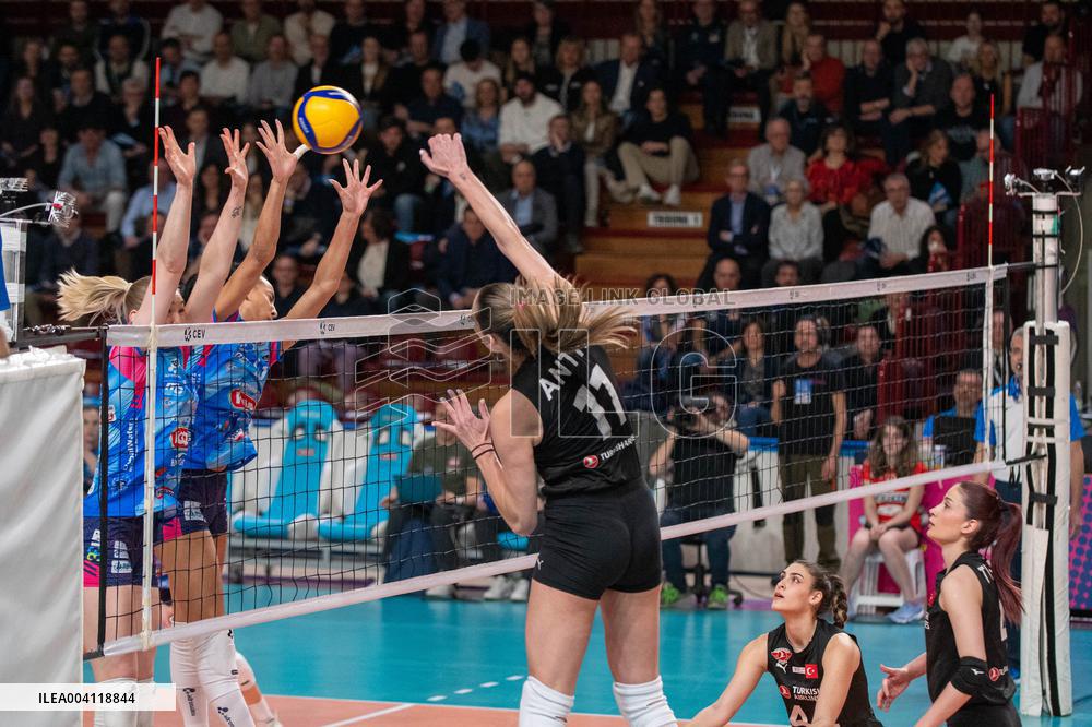 VOLLEY - CEV Cup Women - Igor Gorgonzola Novara vs  THY Istanbul
