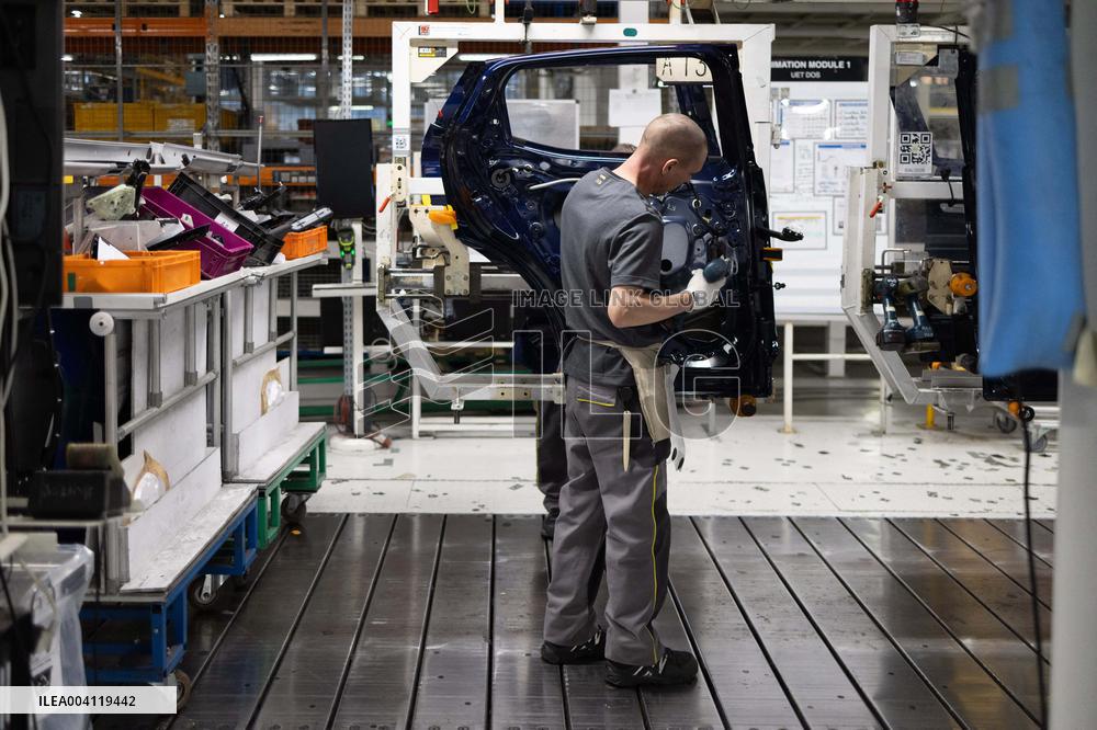 Visit of the Ampere ElectriCity Renault Manufacture site - Douai RL