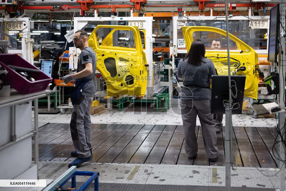 Visit of the Ampere ElectriCity Renault Manufacture site - Douai RL