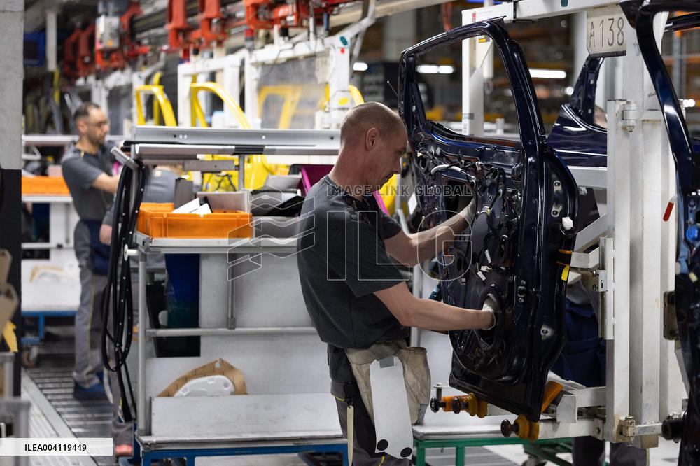 Visit of the Ampere ElectriCity Renault Manufacture site - Douai RL