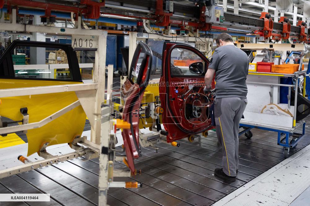 Visit of the Ampere ElectriCity Renault Manufacture site - Douai RL