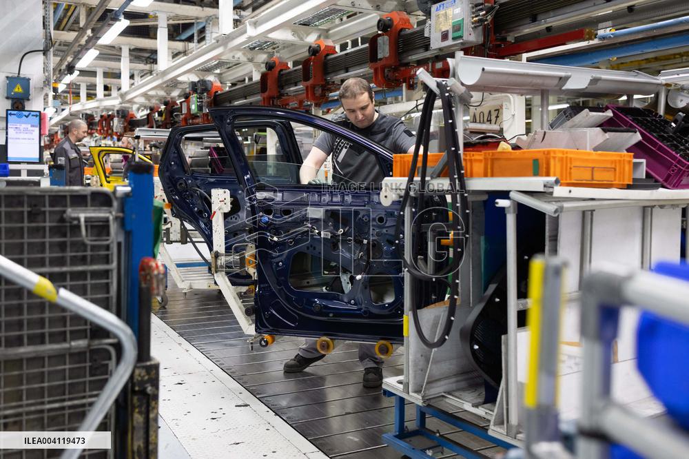 Visit of the Ampere ElectriCity Renault Manufacture site - Douai RL