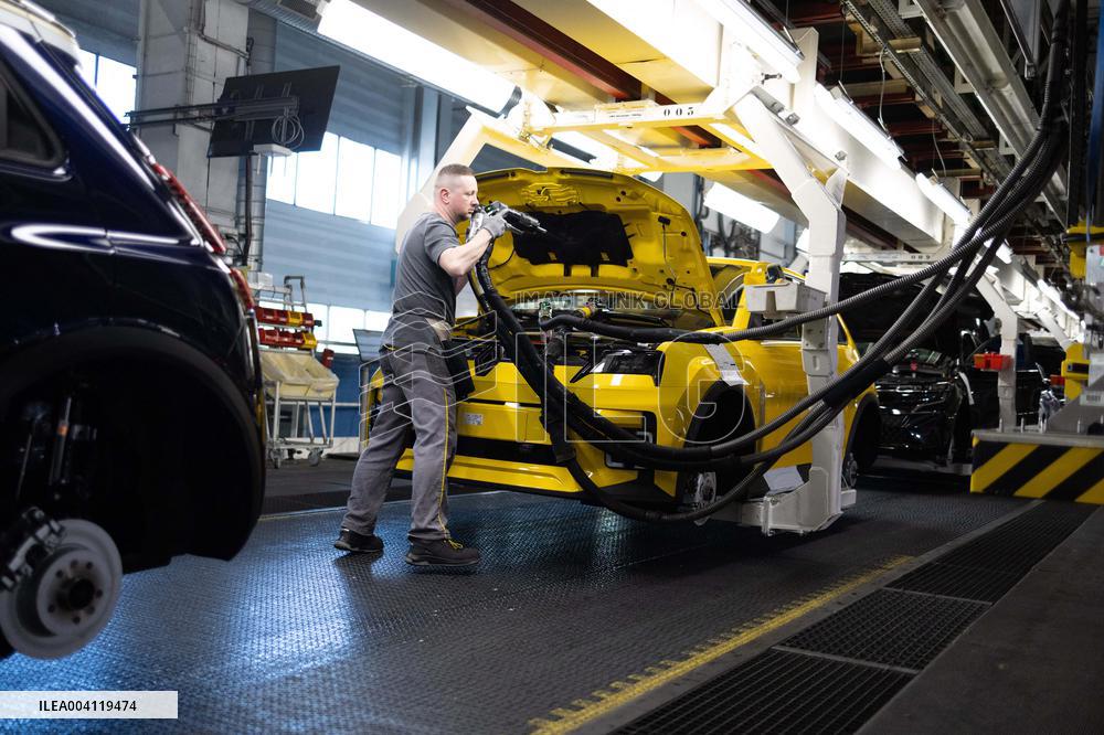 Visit of the Ampere ElectriCity Renault Manufacture site - Douai RL