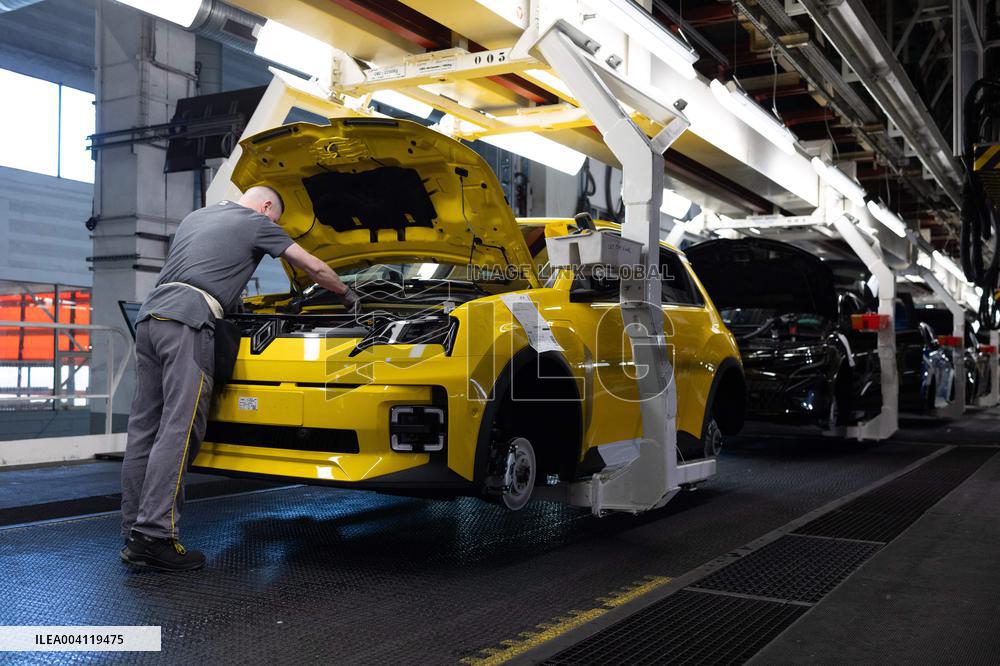 Visit of the Ampere ElectriCity Renault Manufacture site - Douai RL