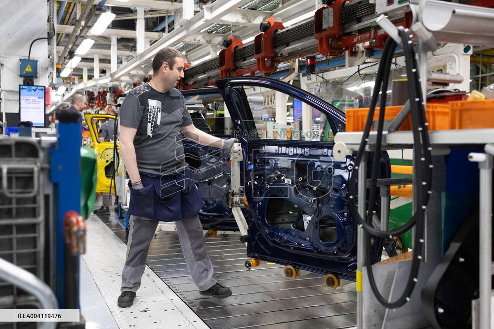 Visit of the Ampere ElectriCity Renault Manufacture site - Douai RL