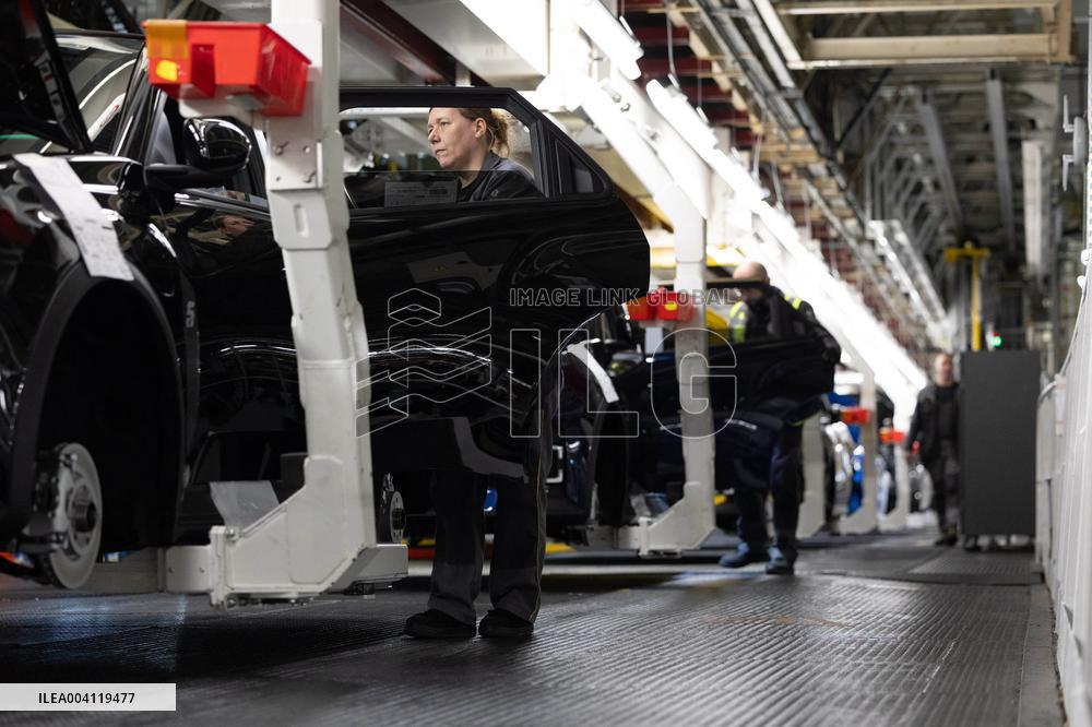 Visit of the Ampere ElectriCity Renault Manufacture site - Douai RL