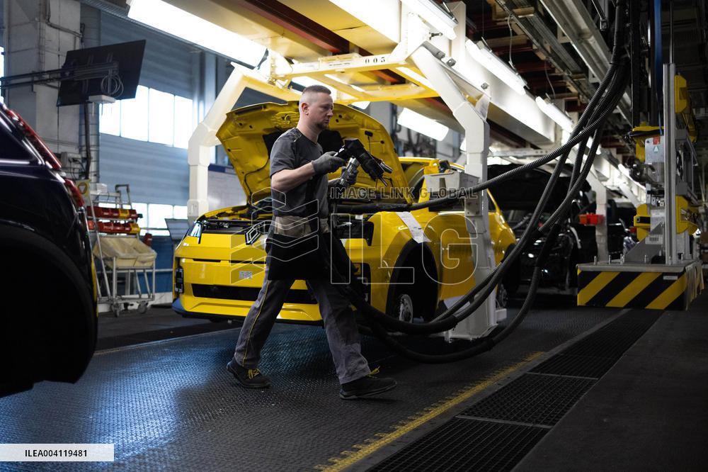 Visit of the Ampere ElectriCity Renault Manufacture site - Douai RL