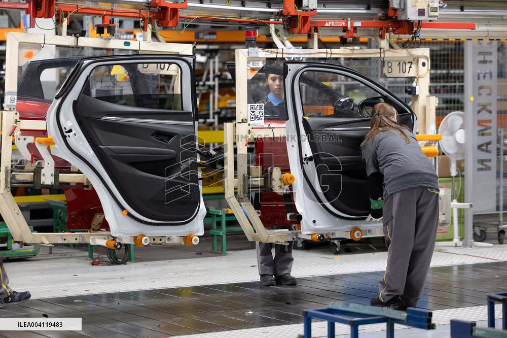 Visit of the Ampere ElectriCity Renault Manufacture site - Douai RL