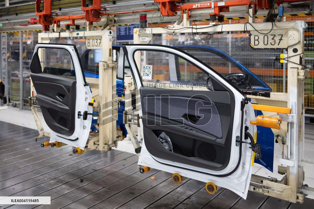 Visit of the Ampere ElectriCity Renault Manufacture site - Douai RL