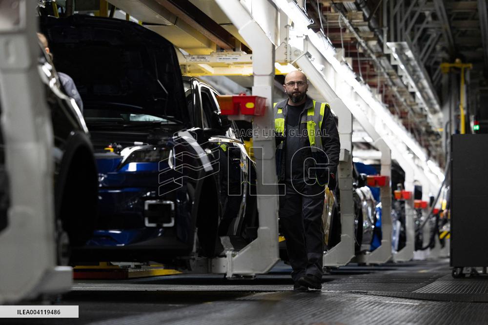 Visit of the Ampere ElectriCity Renault Manufacture site - Douai RL