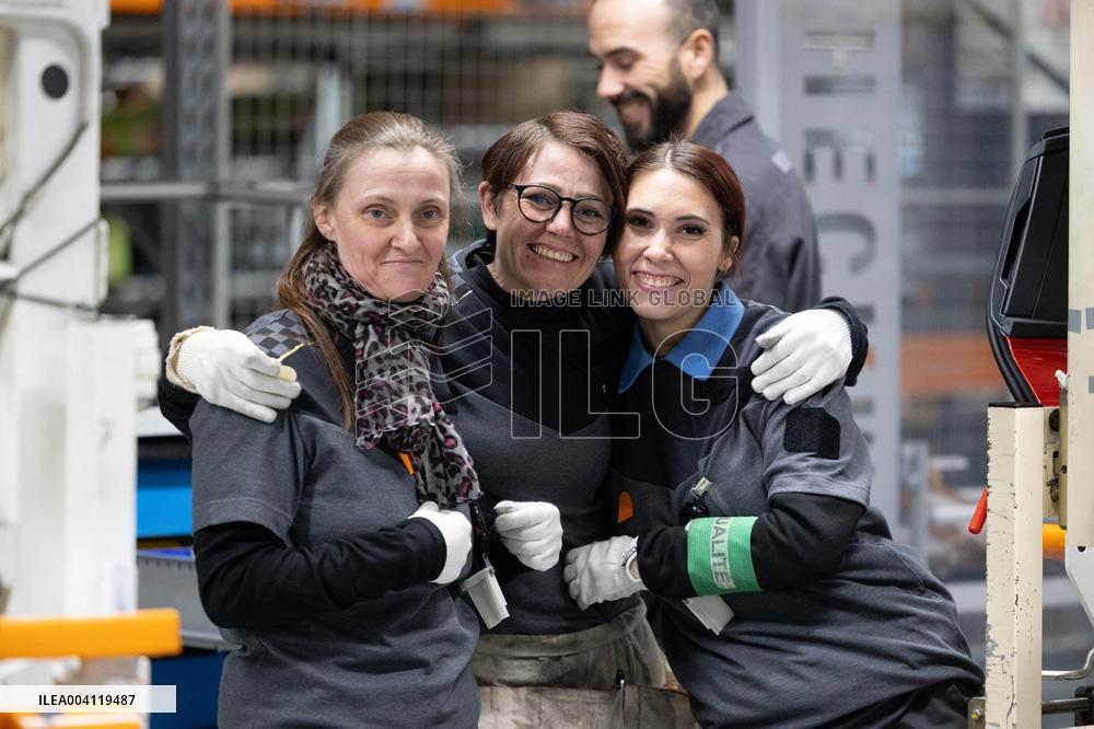 Visit of the Ampere ElectriCity Renault Manufacture site - Douai RL