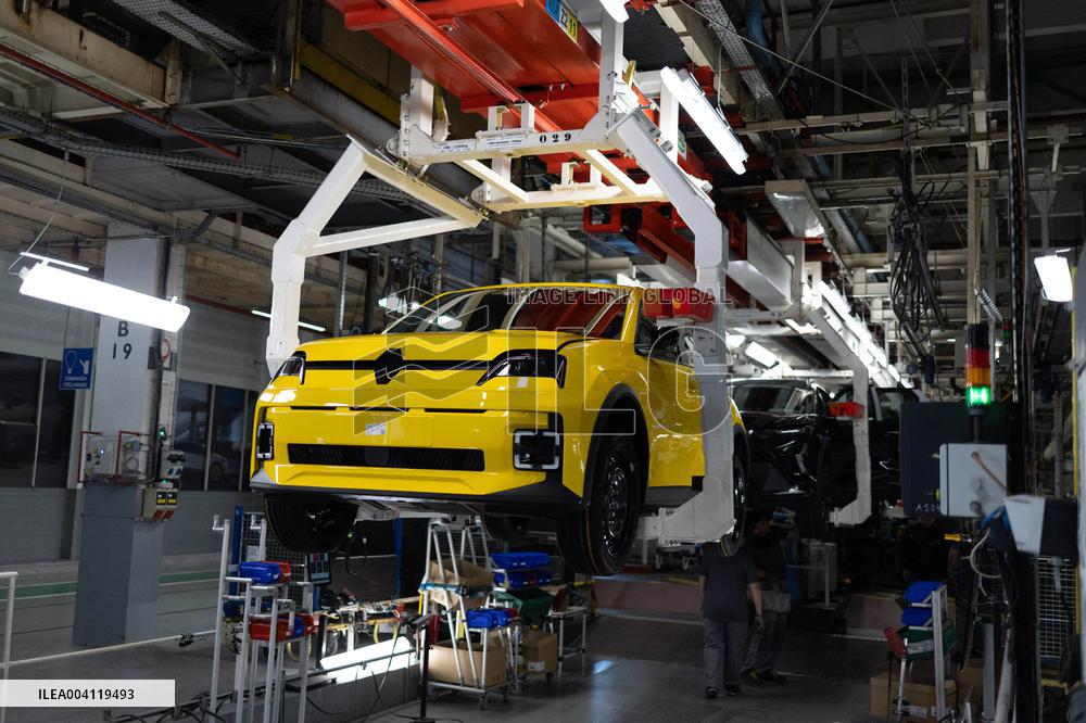 Visit of the Ampere ElectriCity Renault Manufacture site - Douai RL