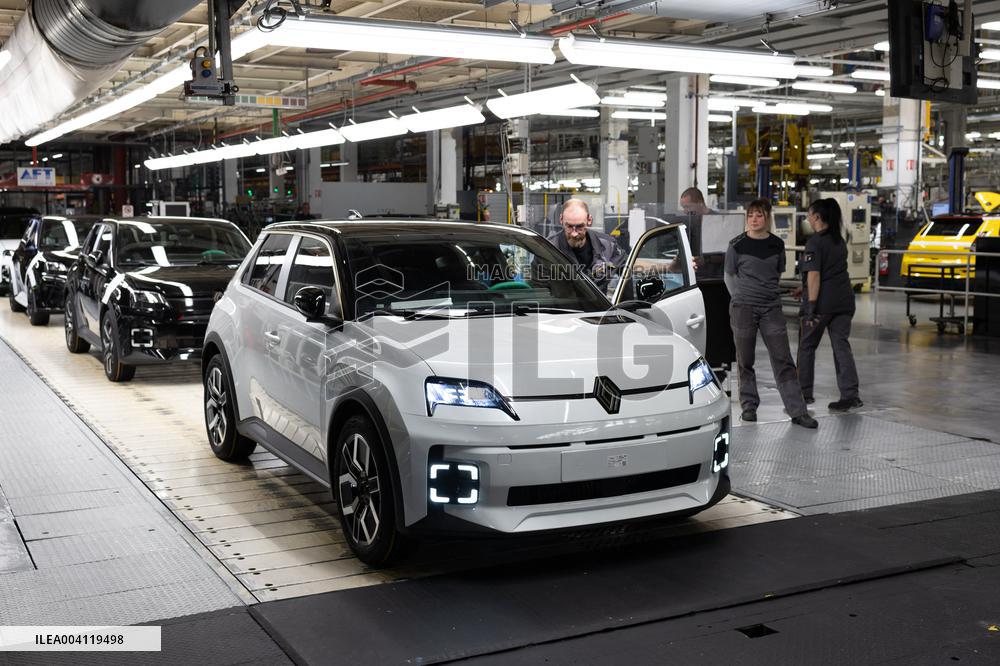 Visit of the Ampere ElectriCity Renault Manufacture site - Douai RL