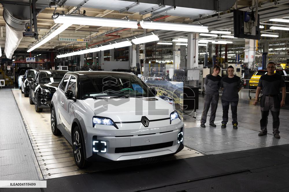 Visit of the Ampere ElectriCity Renault Manufacture site - Douai RL