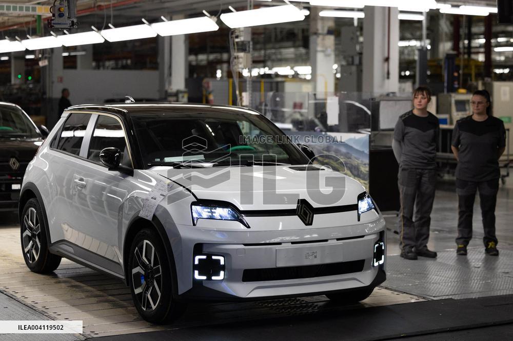 Visit of the Ampere ElectriCity Renault Manufacture site - Douai RL