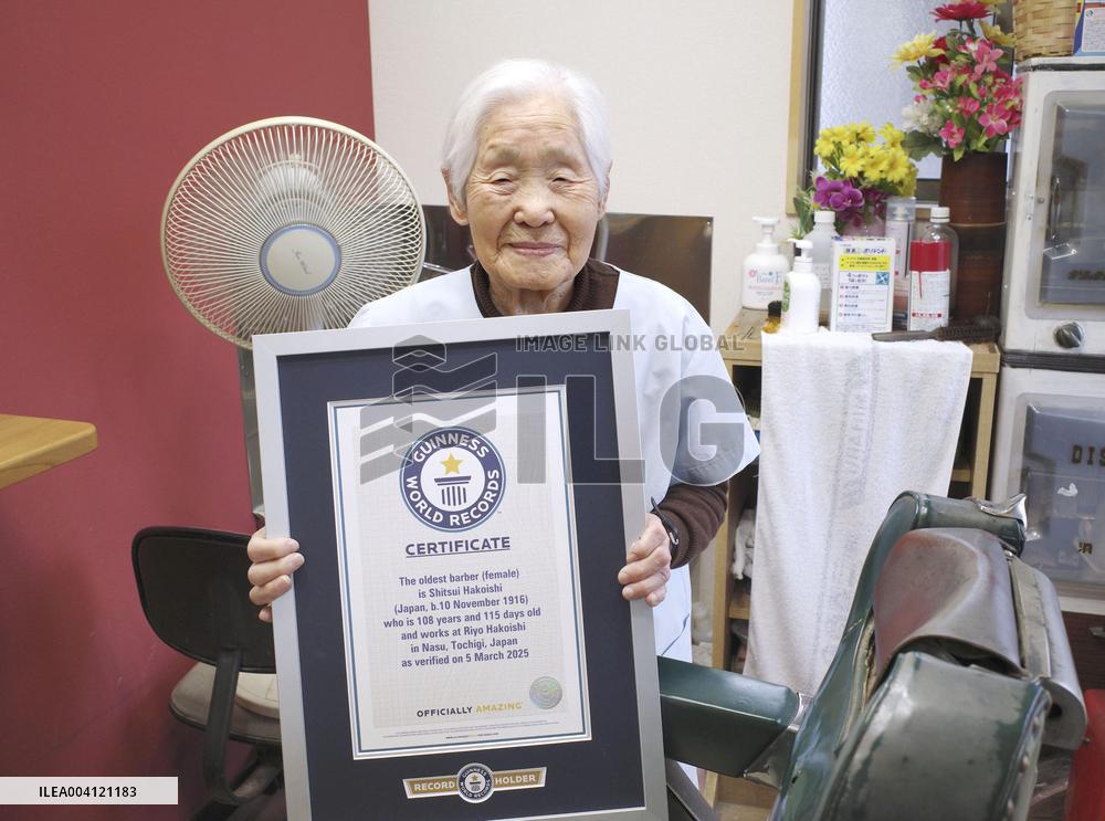 World's oldest female barber in Japan