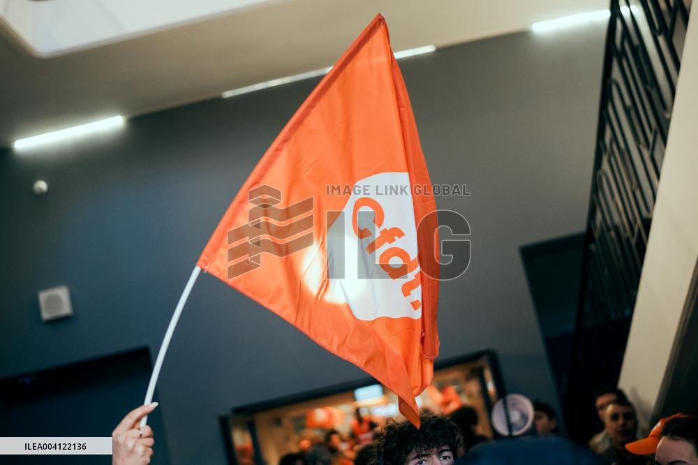 Protest by Sciences Po maintenance agents - Paris AJ