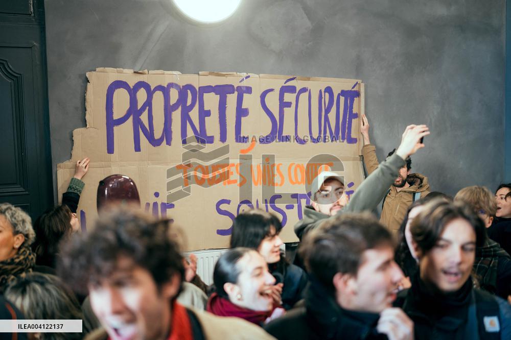 Protest by Sciences Po maintenance agents - Paris AJ