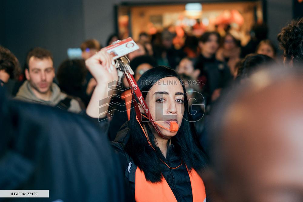 Protest by Sciences Po maintenance agents - Paris AJ