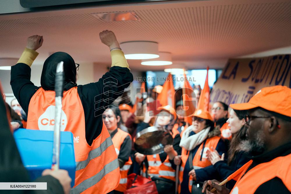 Protest by Sciences Po maintenance agents - Paris AJ