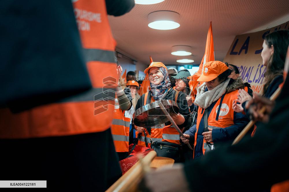 Protest by Sciences Po maintenance agents - Paris AJ