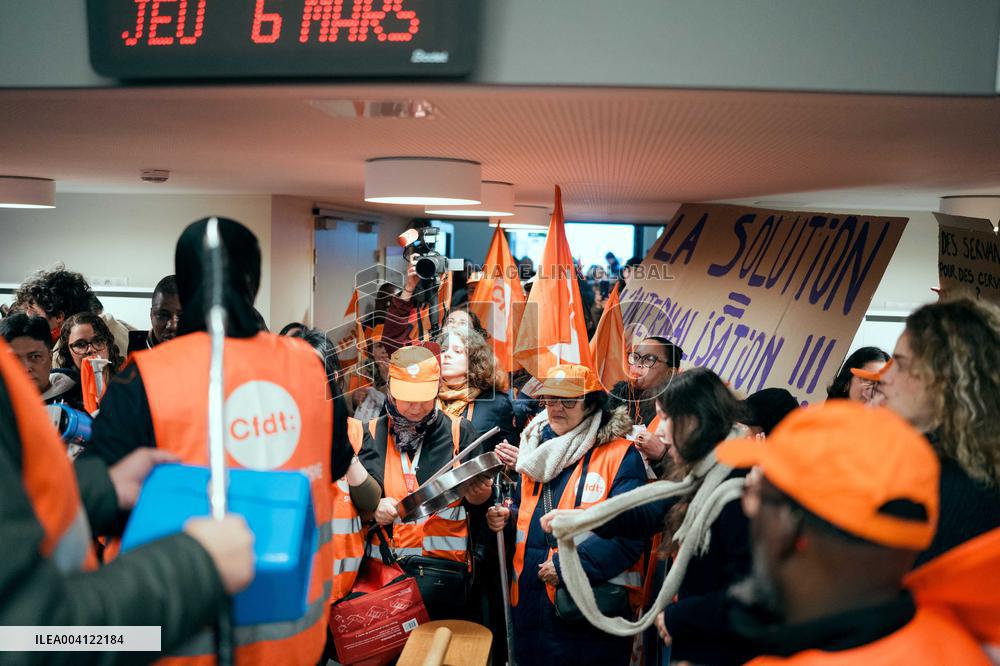 Protest by Sciences Po maintenance agents - Paris AJ