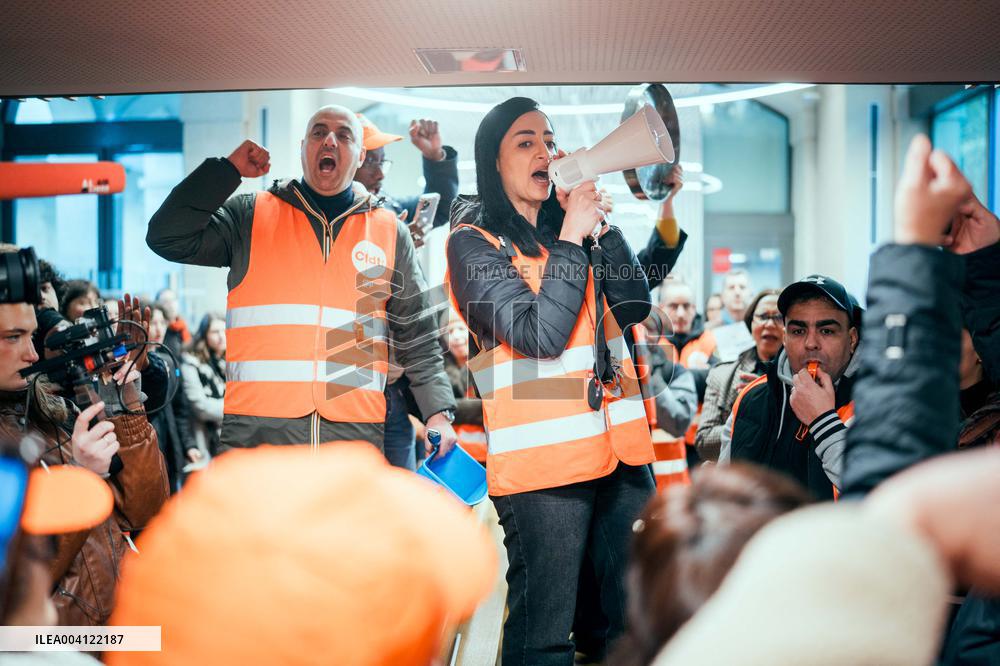 Protest by Sciences Po maintenance agents - Paris AJ