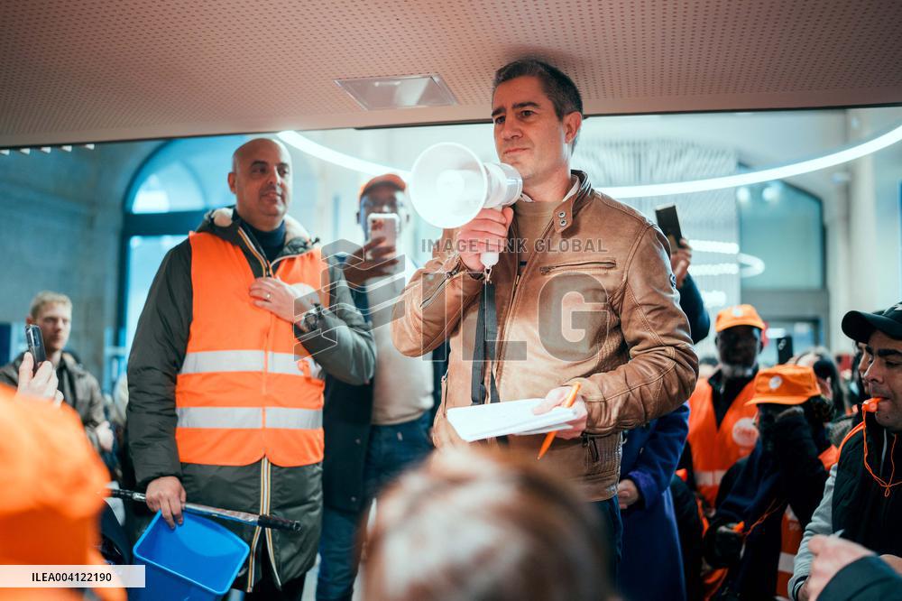 Protest by Sciences Po maintenance agents - Paris AJ