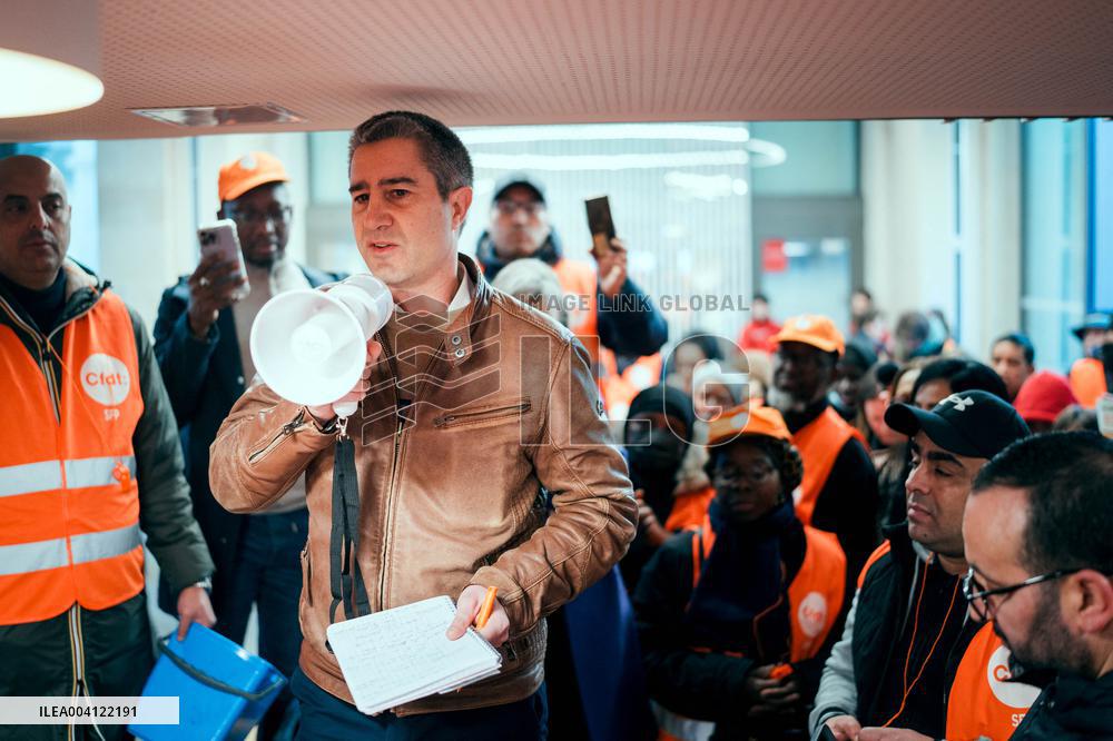 Protest by Sciences Po maintenance agents - Paris AJ