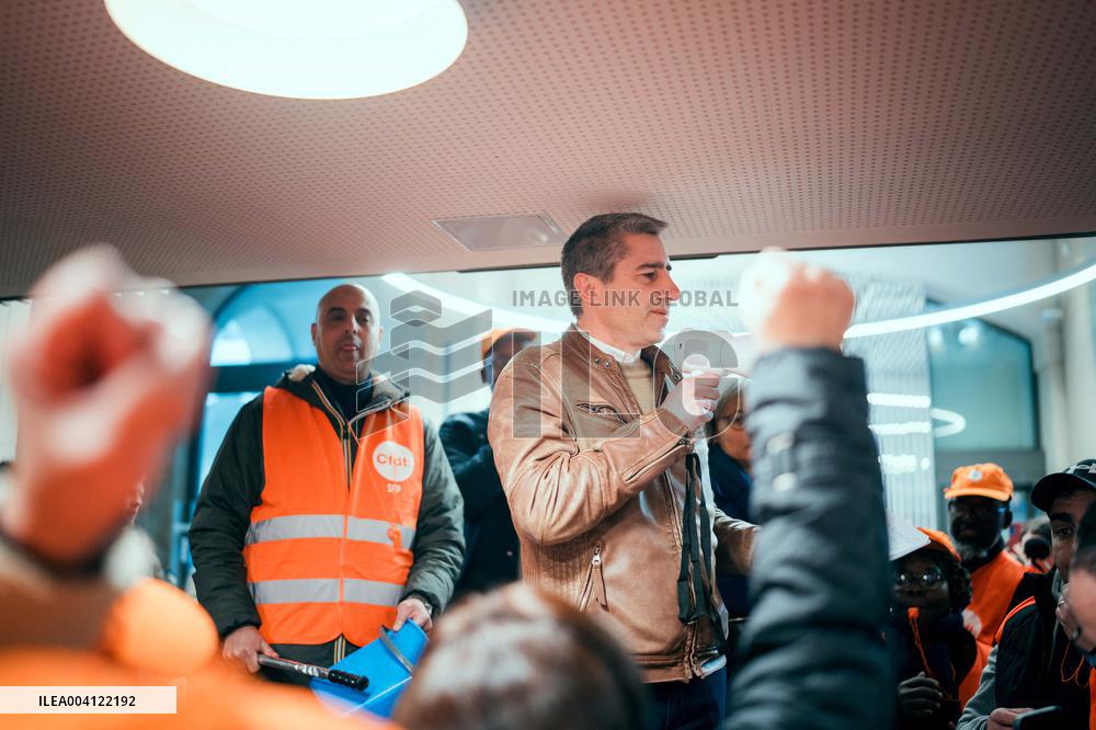 Protest by Sciences Po maintenance agents - Paris AJ