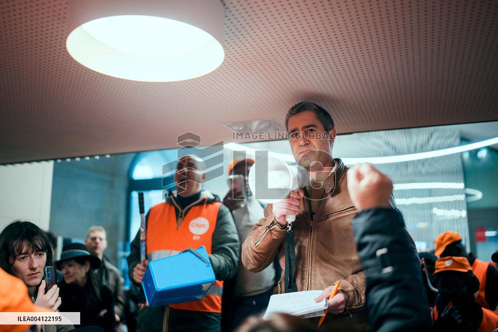 Protest by Sciences Po maintenance agents - Paris AJ