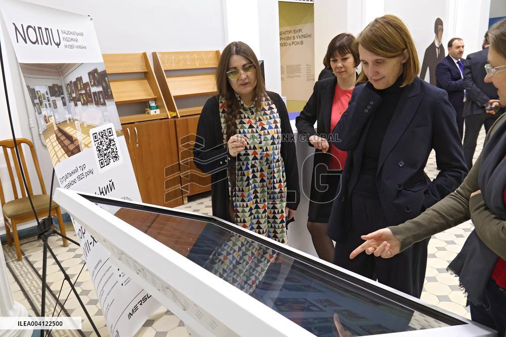 Polands Culture Minister visits Ukraines National Art Museum in Kyiv