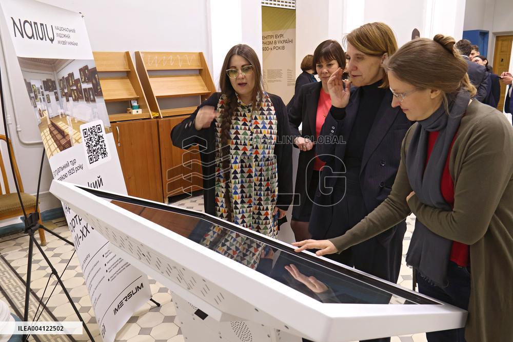 Polands Culture Minister visits Ukraines National Art Museum in Kyiv
