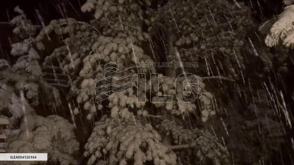 US: Snow Falls in Las Vegas Mountains Amid Cold, Wet Weather