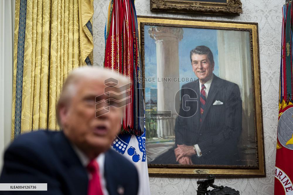 US President Donald Trump Signs Executive Order Pausing USMCA Tariffs