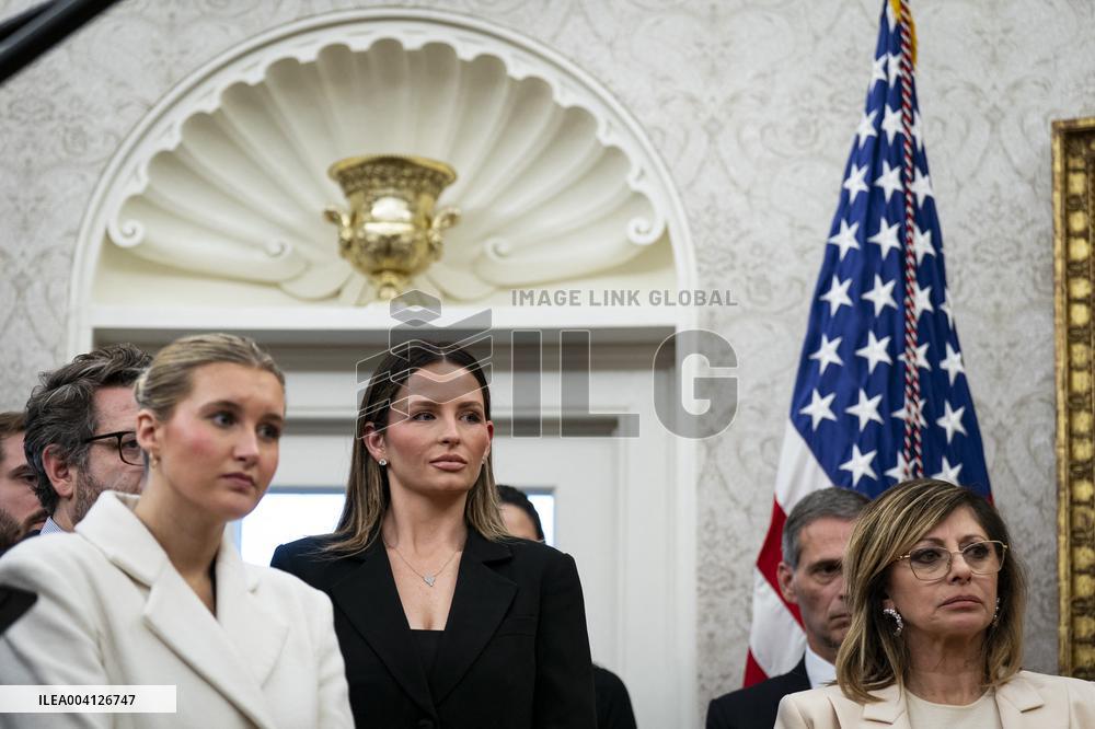 US President Donald Trump Signs Executive Order Pausing USMCA Tariffs