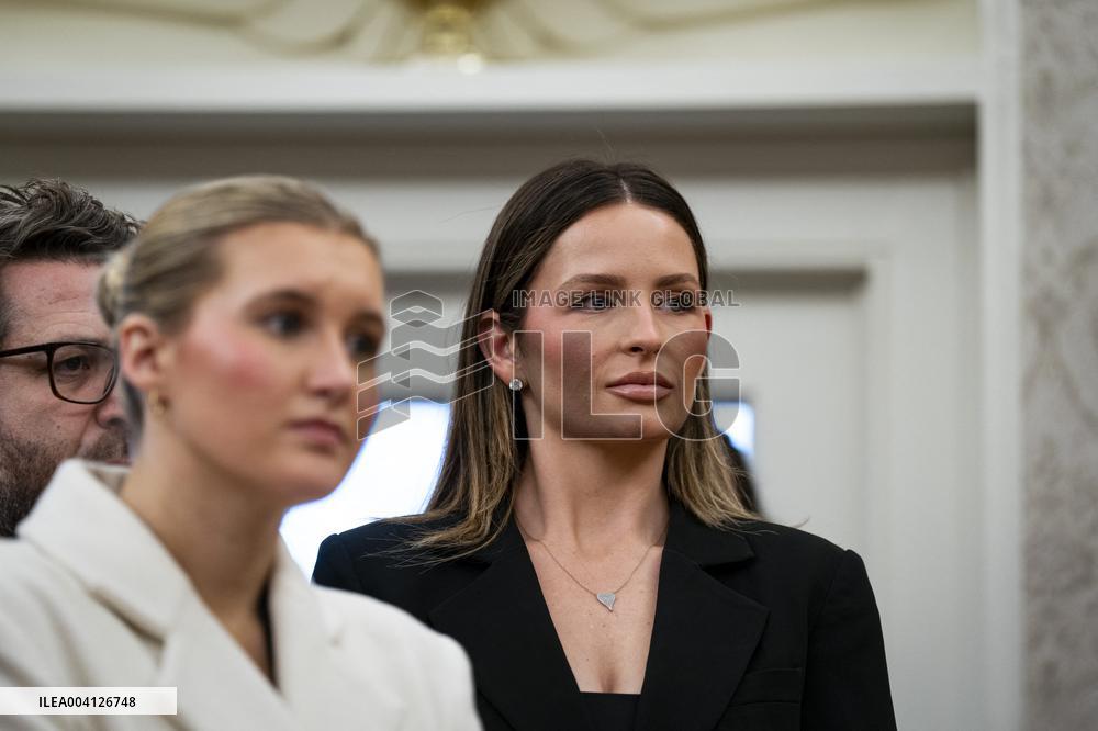 US President Donald Trump Signs Executive Order Pausing USMCA Tariffs