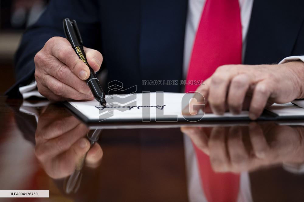 US President Donald Trump Signs Executive Order Pausing USMCA Tariffs